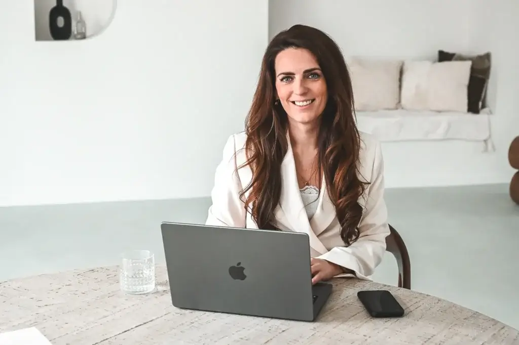 Linda achter laptop